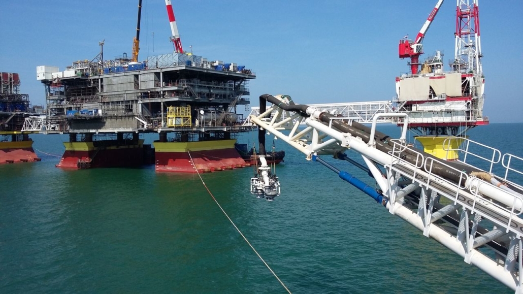 Mantenimiento de tuberías en una plataforma mar adentro