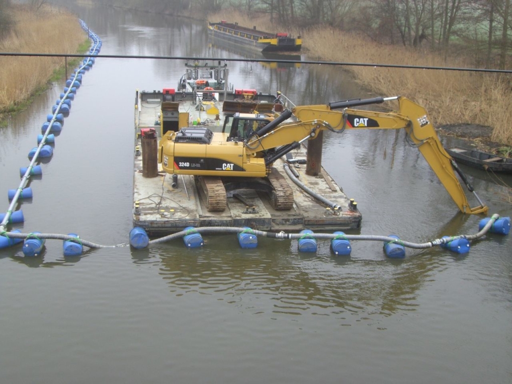 Bomba hidráulica para dragar un canal